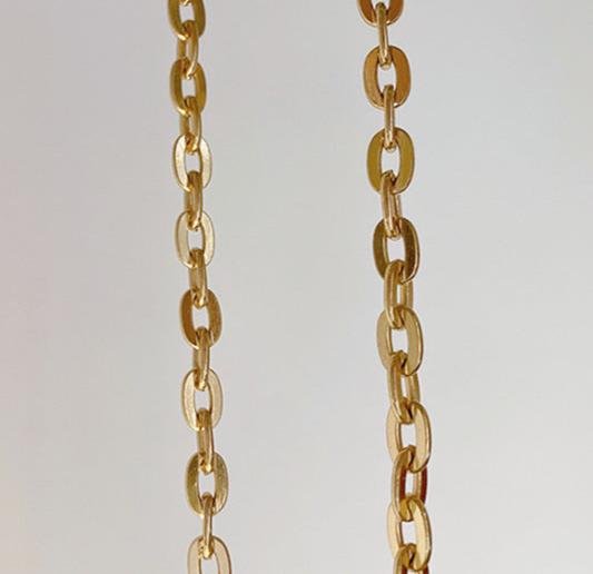 Closeup of modern gold chain on Happy Lux Crossbody.